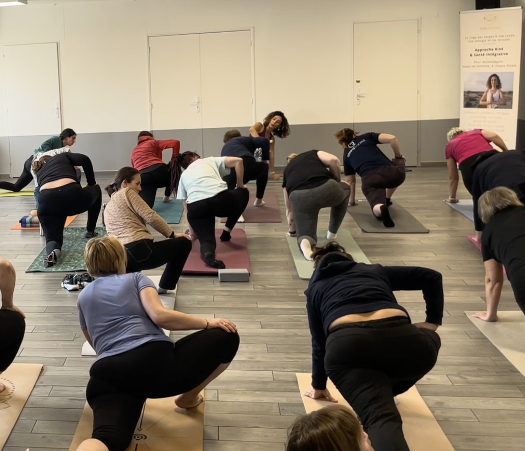 Cours de yoga collectif en studio