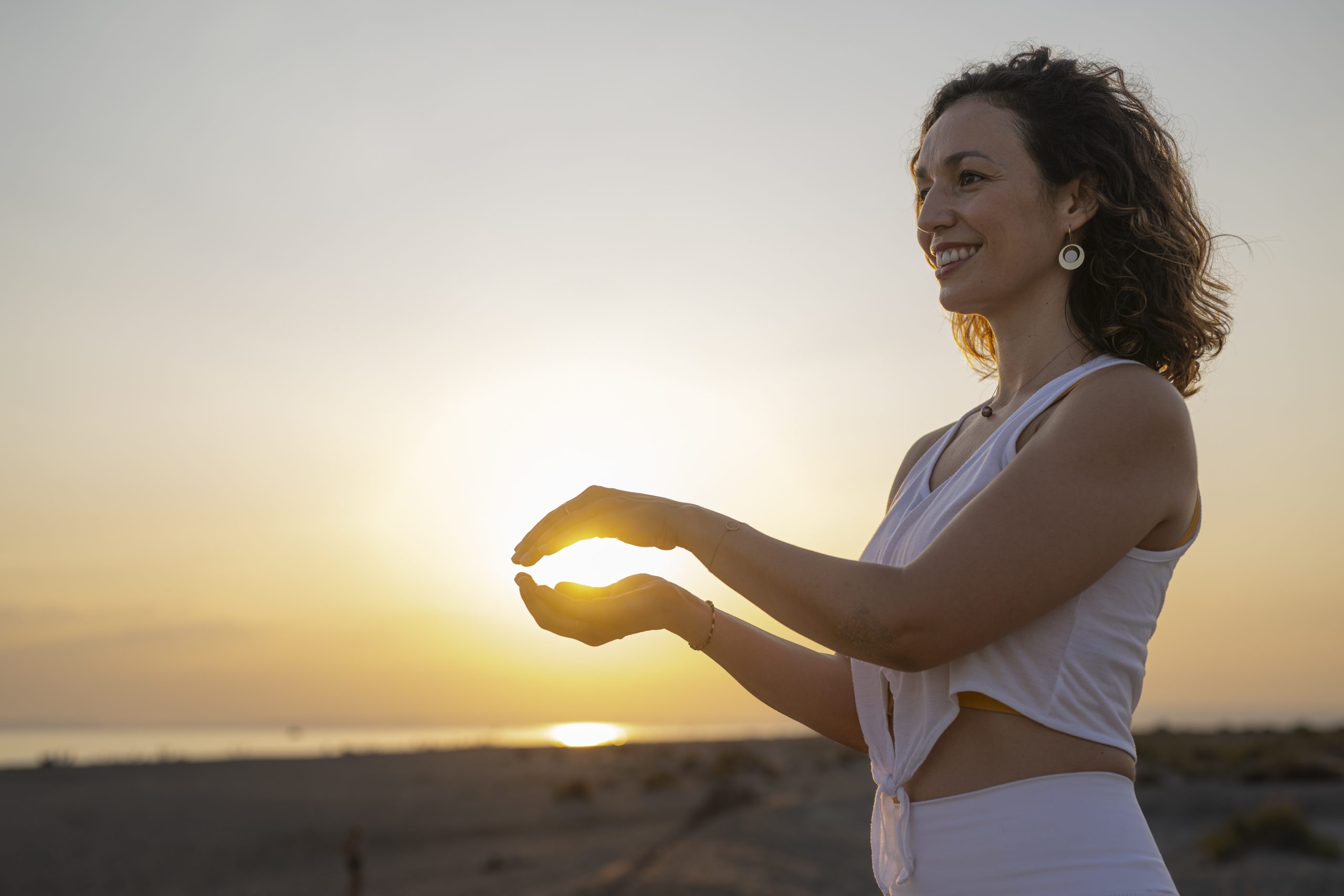 Marie-Mathilde en posture de yoga au coucher du soleil