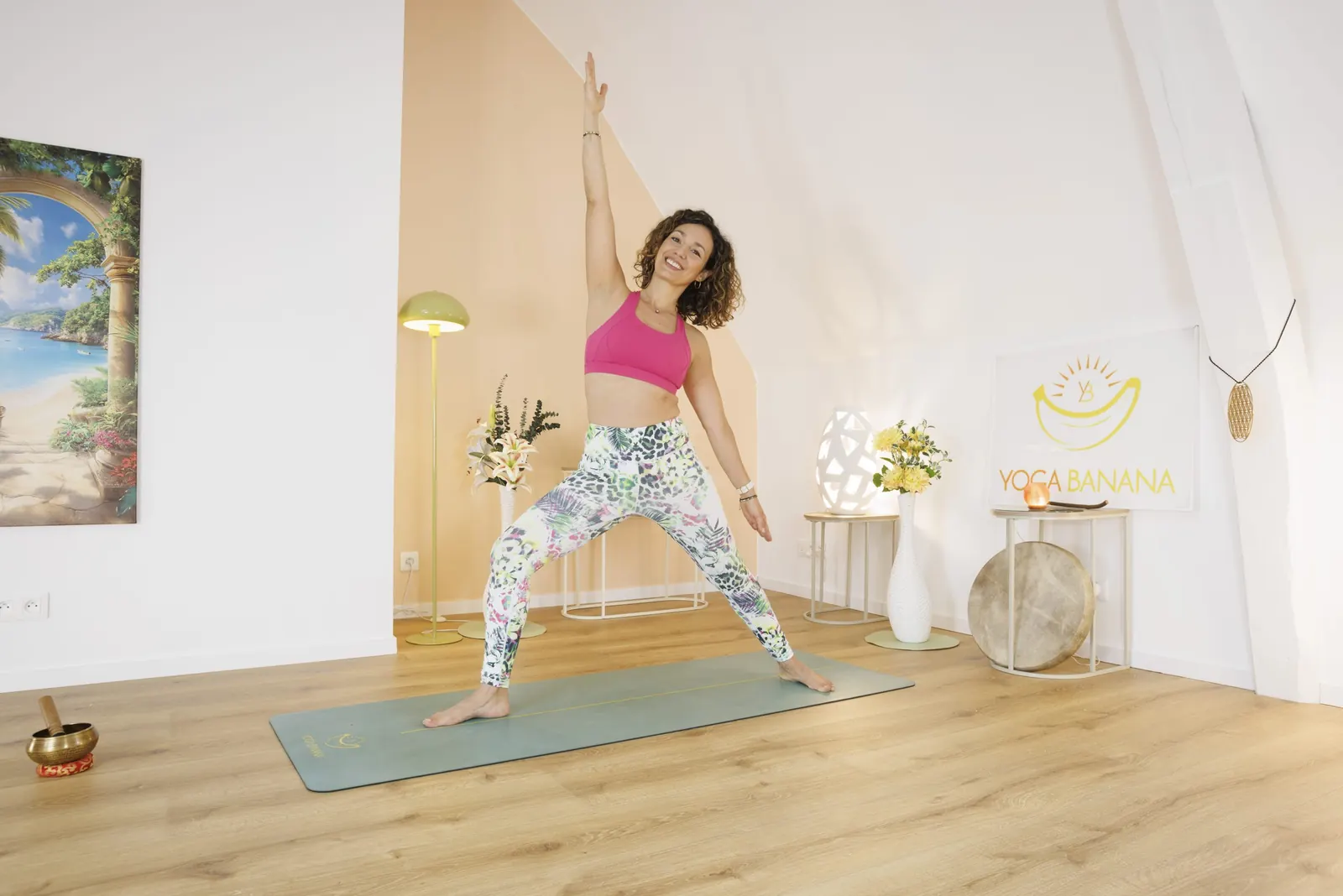 Marie-Mathilde en posture de yoga dans le studio Yoga Banana