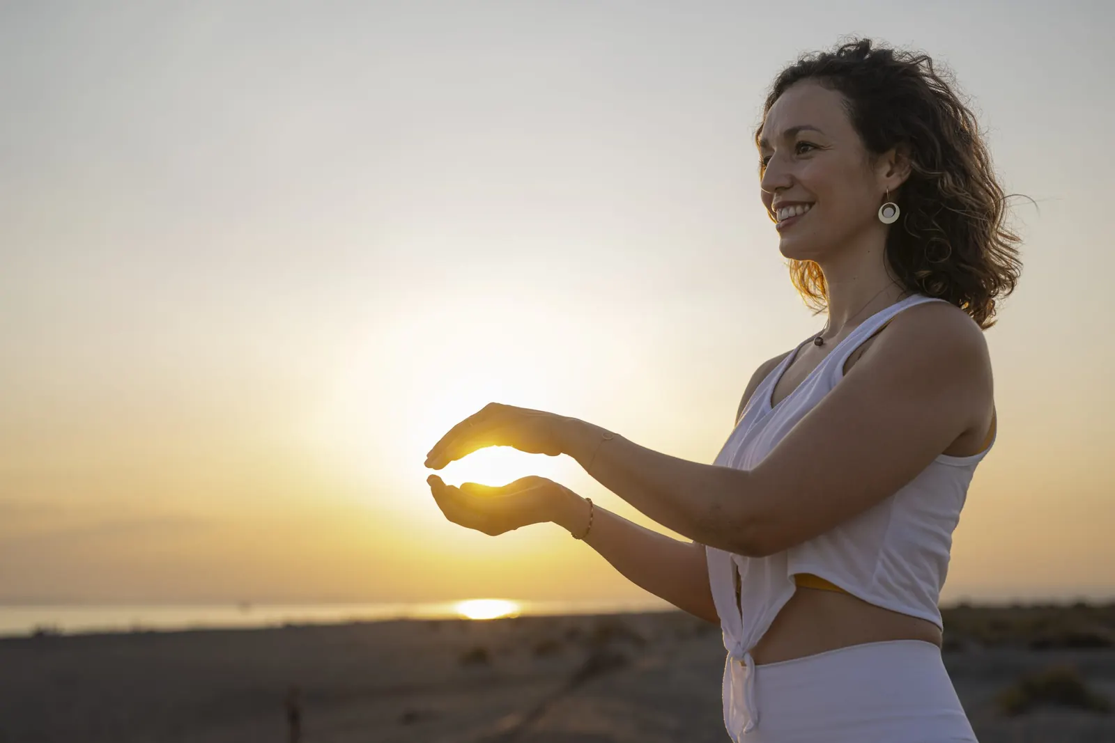 Marie-Mathilde en posture de yoga au coucher du soleil